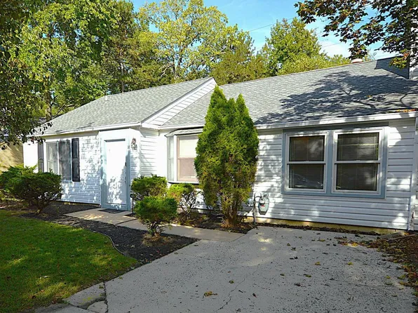 18 Sandpiper Dr, Voorhees, NJ 08043
