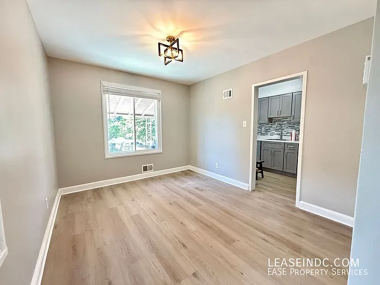 733 Crittenden St NE — Photo 6