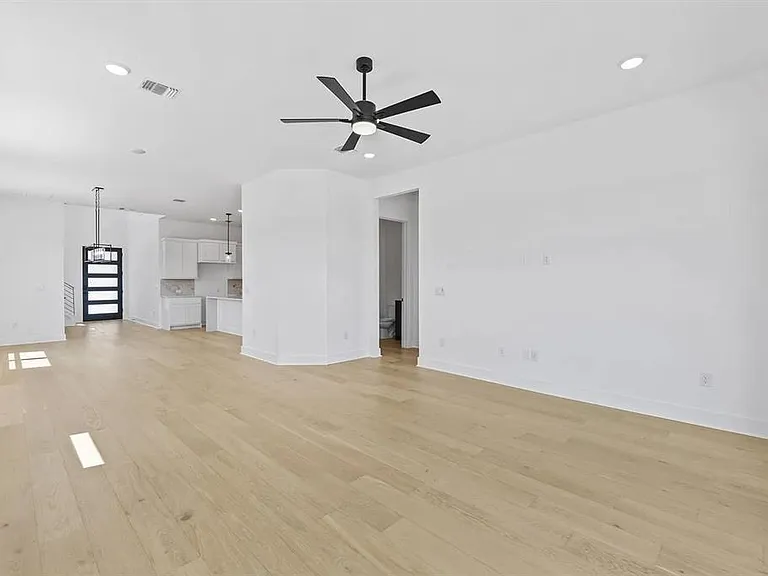 110 Pennybacker Ln — Photo 5