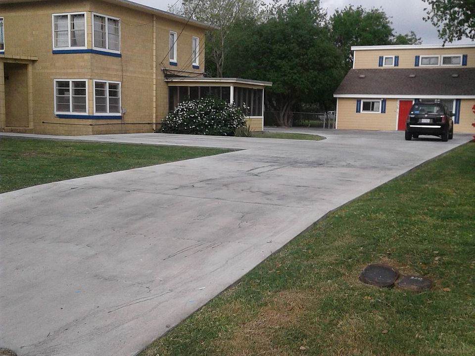 Claremore cottage with total of 2 off-street parking spaces