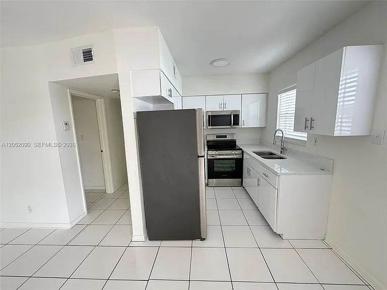 2352 NE 9th St #B — Photo 4