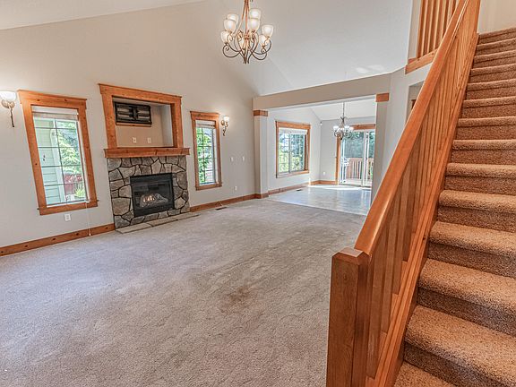4th image of 2598 NE 36th Dr
