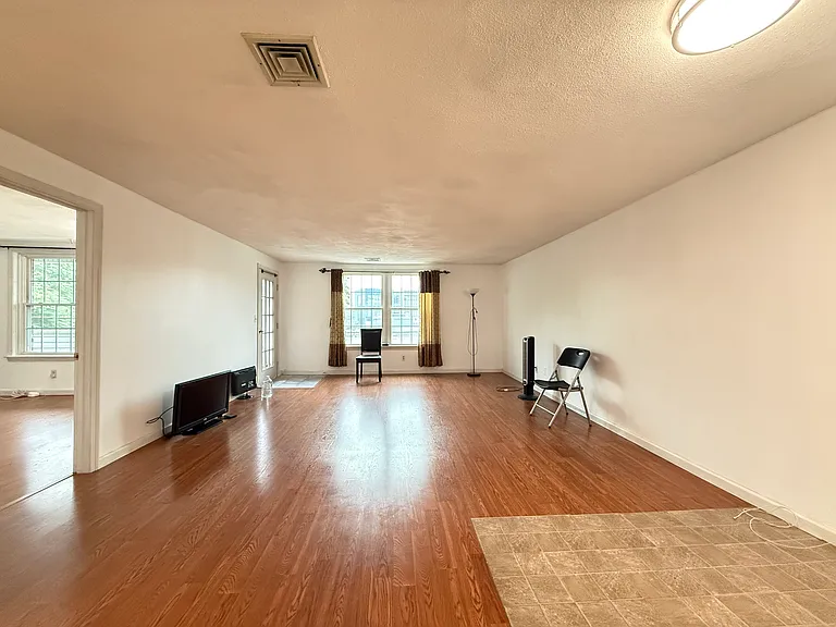 24 South St — Photo 5