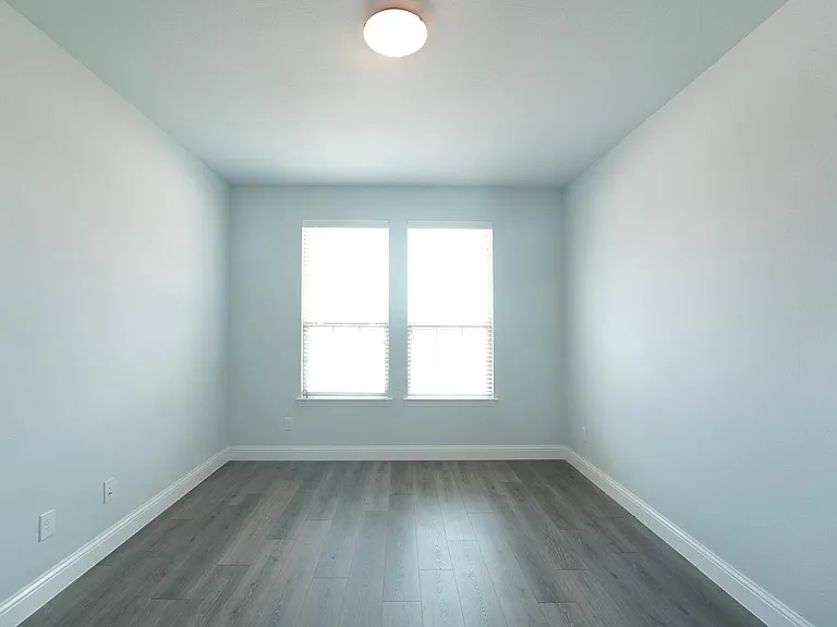 3324 Wildwood Dr — Photo 2