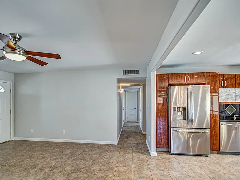 1039 E Geneva Dr — Photo 12