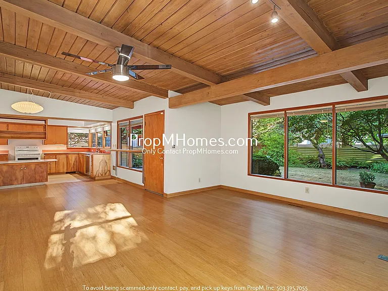 1027 SE 23rd Ave — Photo 2