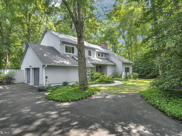 327 Walker Rd, Great Falls, VA 22066