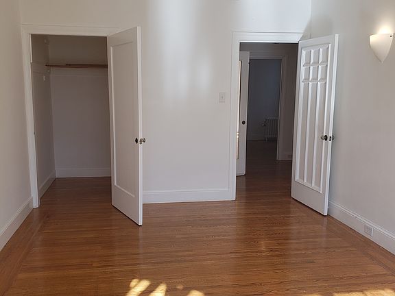 reverse view
closet door is on the left