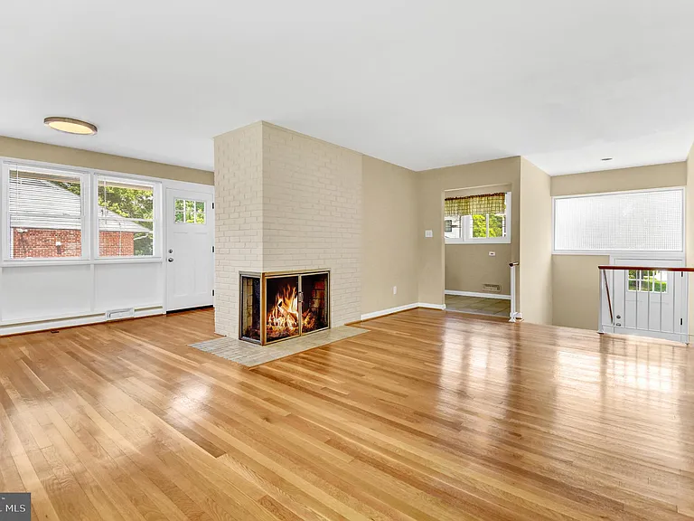 10228 Farnham Dr — Photo 8