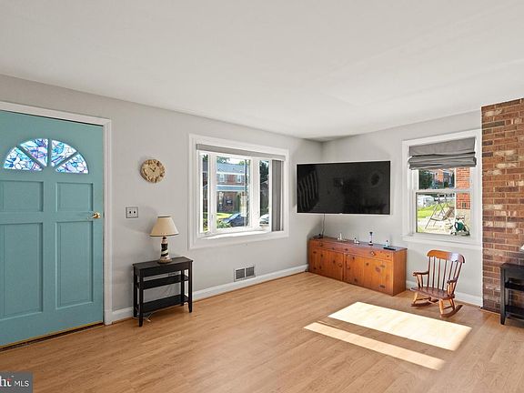 3rd image of 127 Lyndale Ave