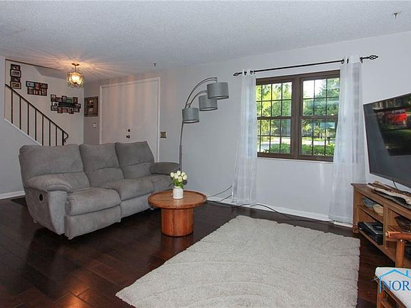 4th image of 10 Knollwood Dr