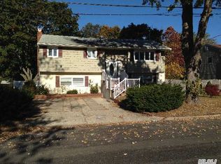 10 Roslyn Ct, East Patchogue, NY 11772