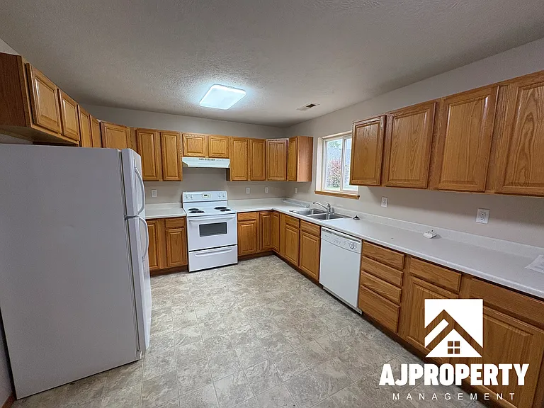 925 S Newcomb Ave #13 — Photo 2