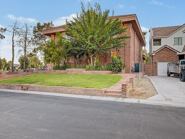 1105 Broadmoor Ave — Photo 3