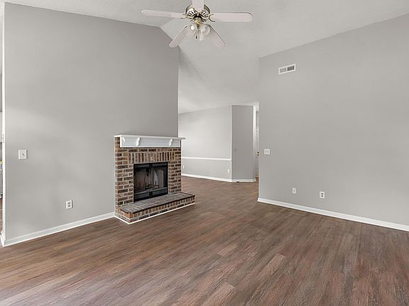 3rd image of 1971 Oak Tree Ln