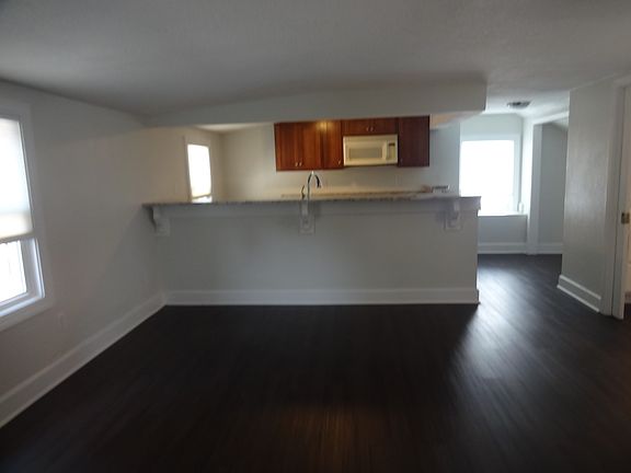 3rd image of 461 Lakewood Cir