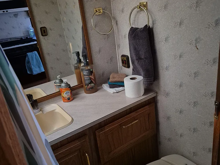 30ft RV Casita 
Private unit , 1bd 1 sleep sofa, kitchennet, full bath.