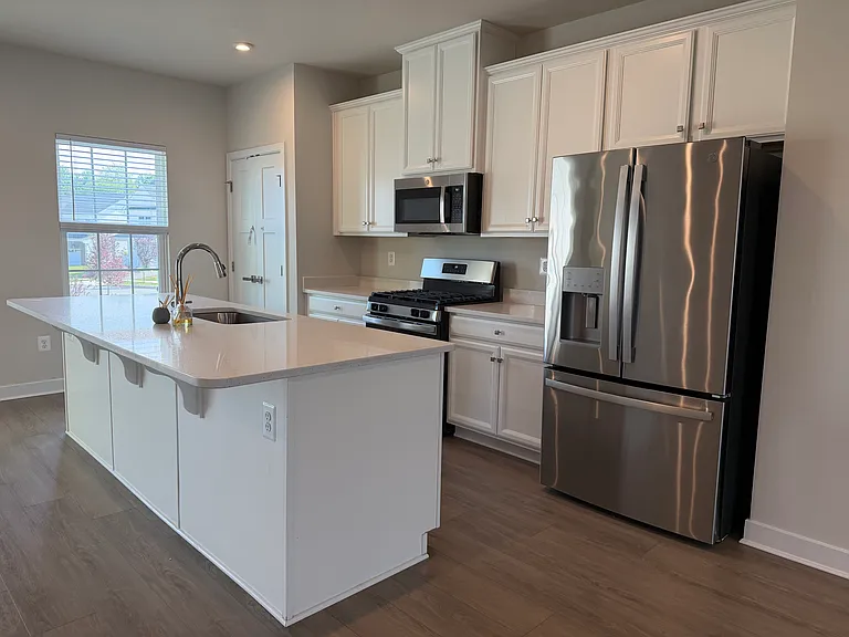 927 Ericcson Ln — Photo 2