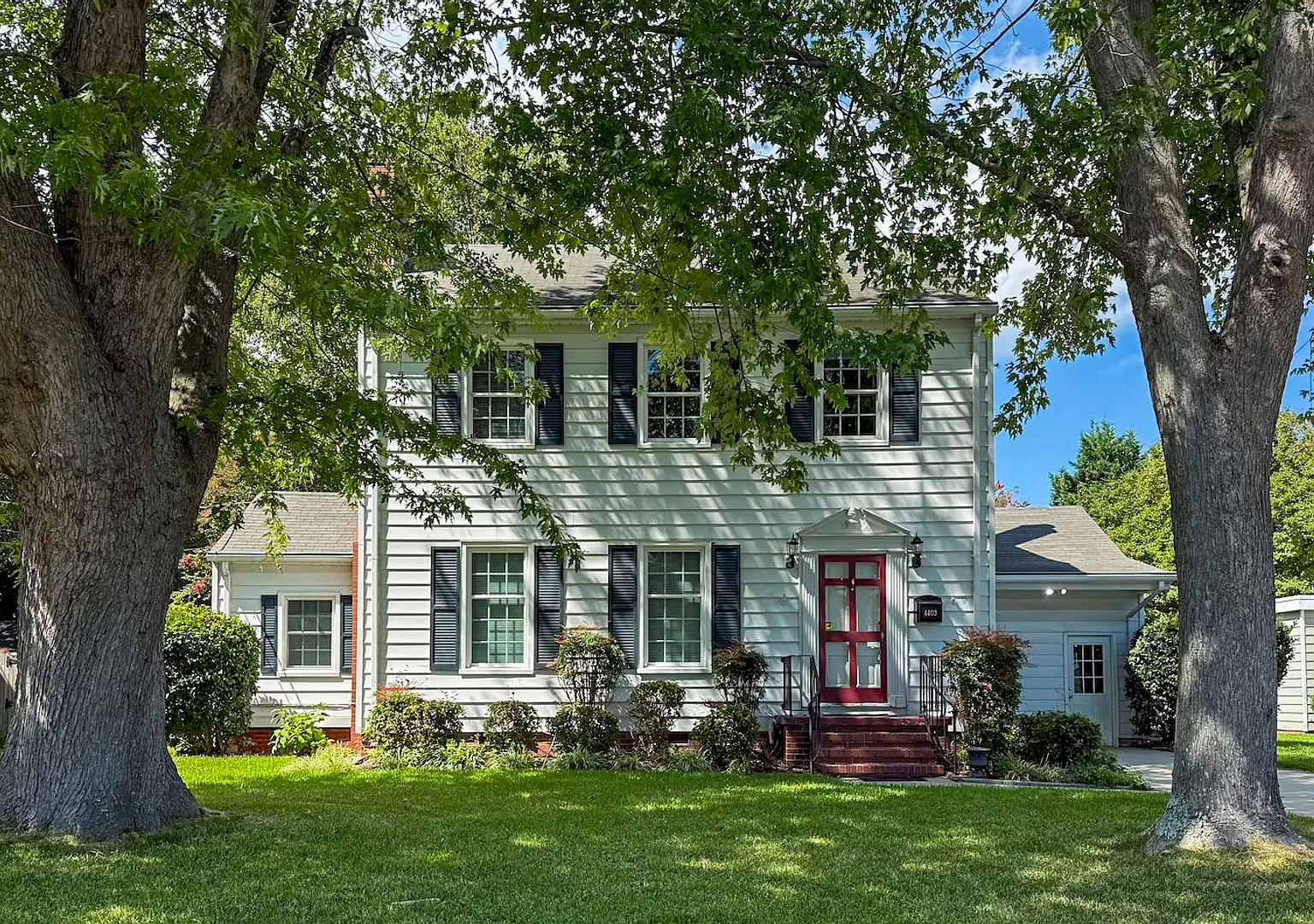 3 Bedroom in Hampton Available Now!! — Photo 2