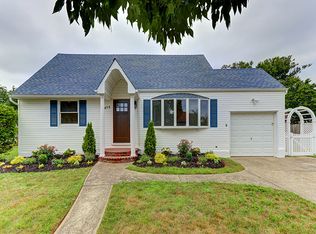 575 N Suffolk Ave, Massapequa, NY 11758