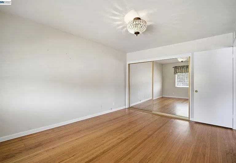 930 Castle St — Photo 35