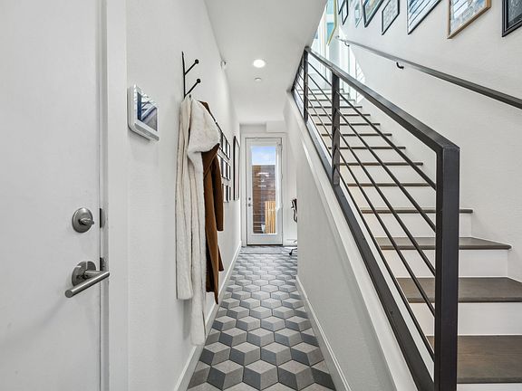3rd image of 5915 Lindell Ave Unit 101