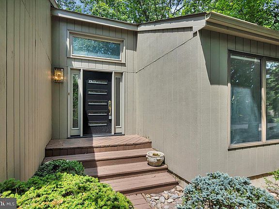 5th image of 12 Thornwood Dr