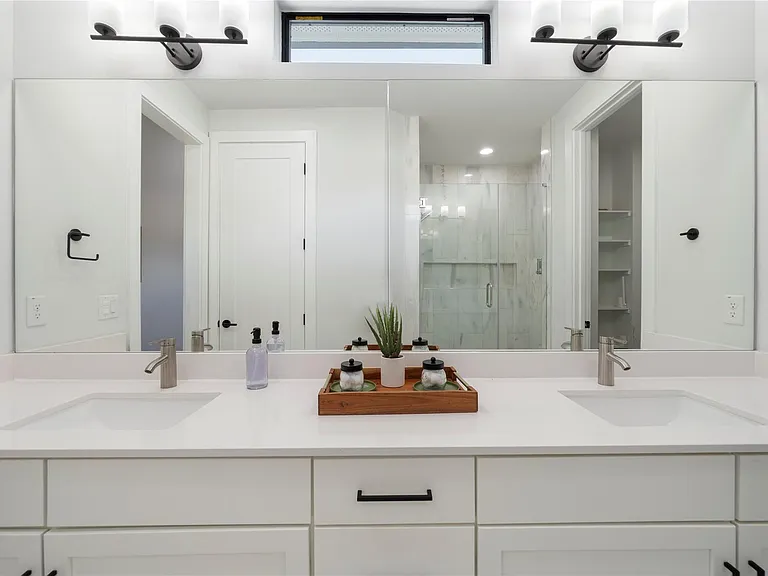 1306 E 3rd St #1 — Photo 31