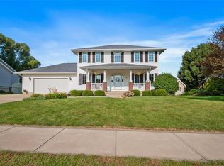 65 Pine Crest Dr, Robins, IA 52328