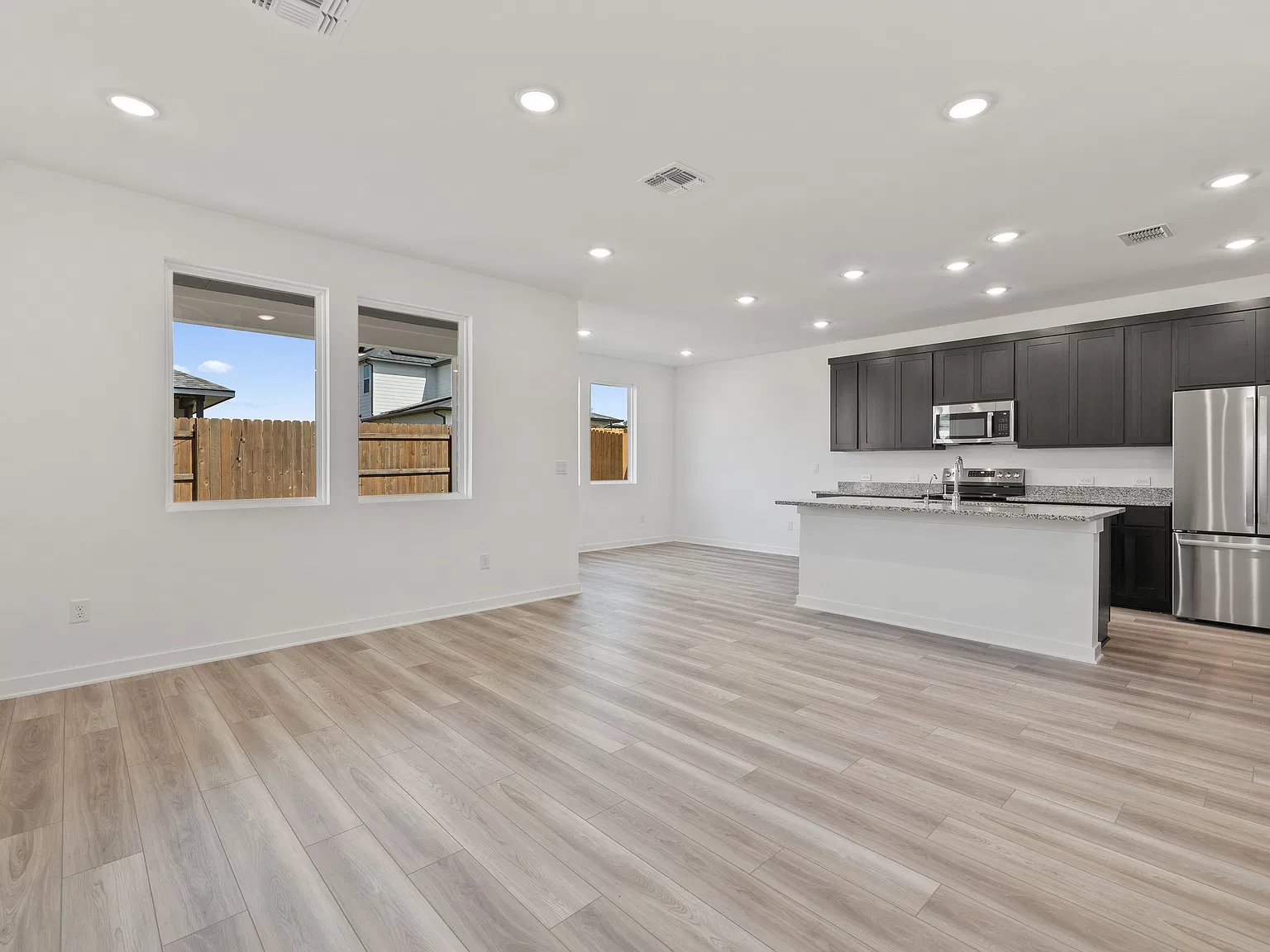 4 bed, 2.5 bath, 1776 sqft, $2,100 — Photo 2