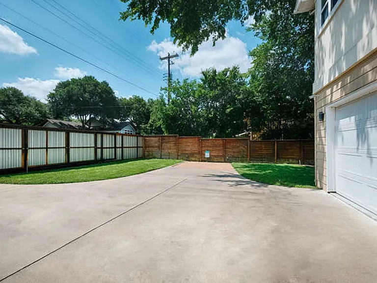 901 W Mary St — Photo 35