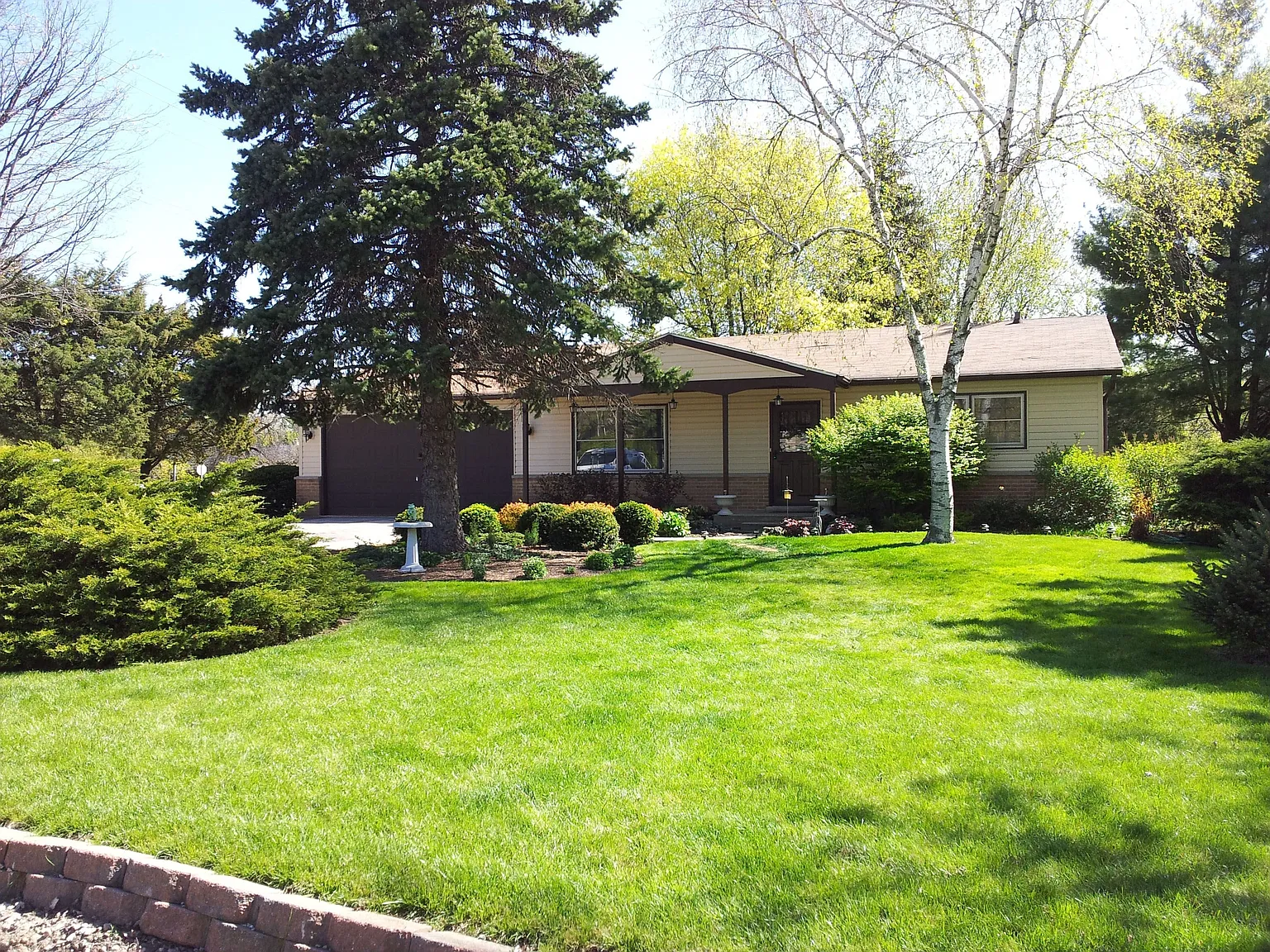 1601 Roslyn Rd photo 1