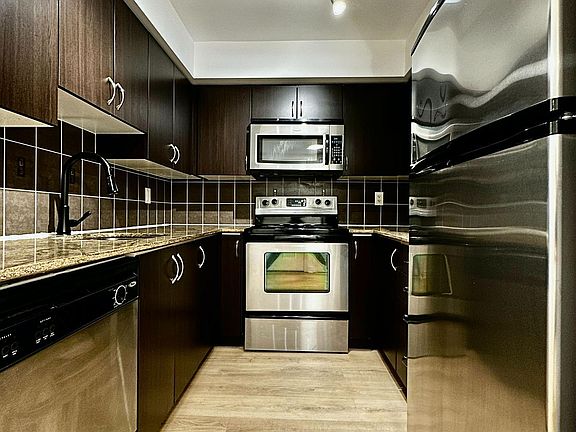 4th image of 225 Wellesley St E #409