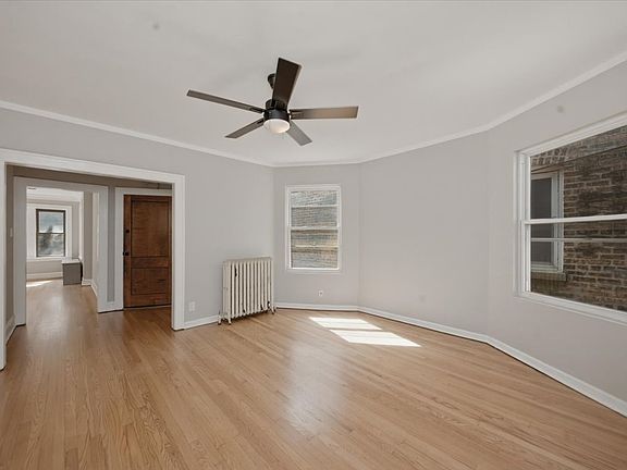 4th image of 5742 N Rockwell St Unit 2