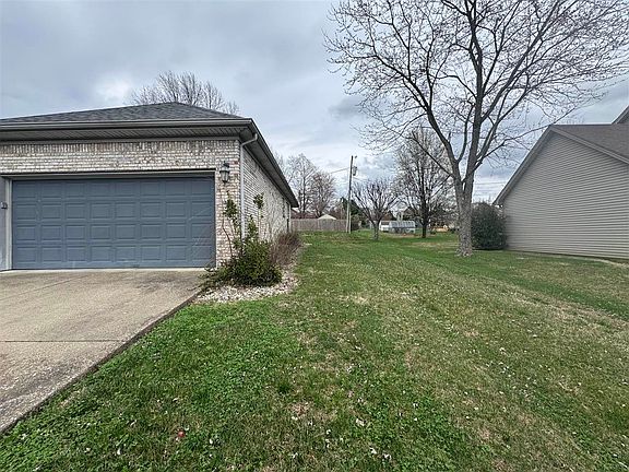 3rd image of 1605 Knob Hill Rd