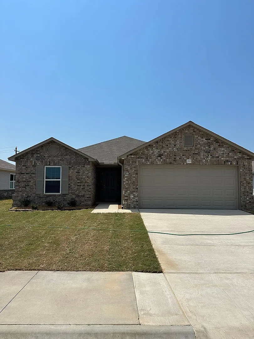 Now Pre-Leasing! | Discover This Charming 3-Bedroom, 2-Bath Home in Cypress Bend — Photo 3