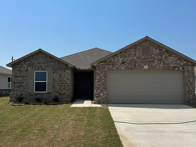 203 Logan Dr — Photo 3