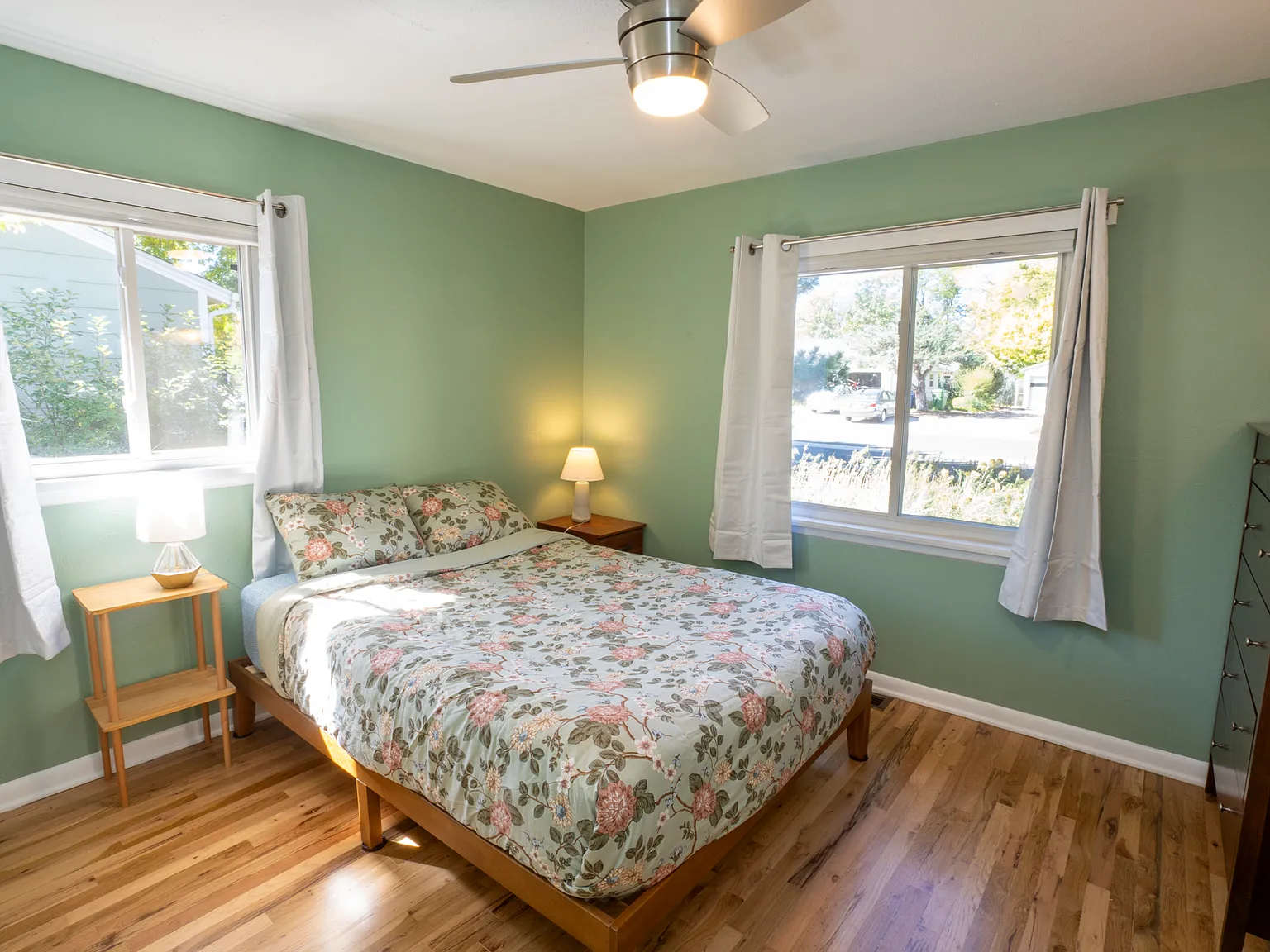 3 bed, 928 sqft, $3,800 — Photo 2