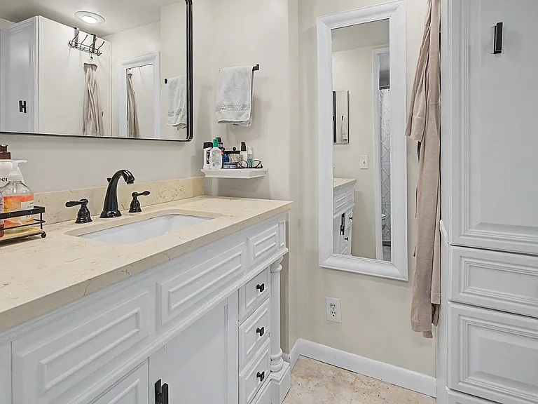 3930 Oaks Clubhouse Dr #304 — Photo 18