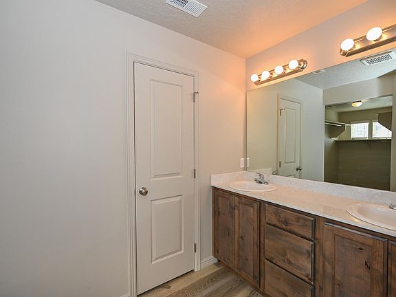 2nd image of 824 N Old Fort Dr