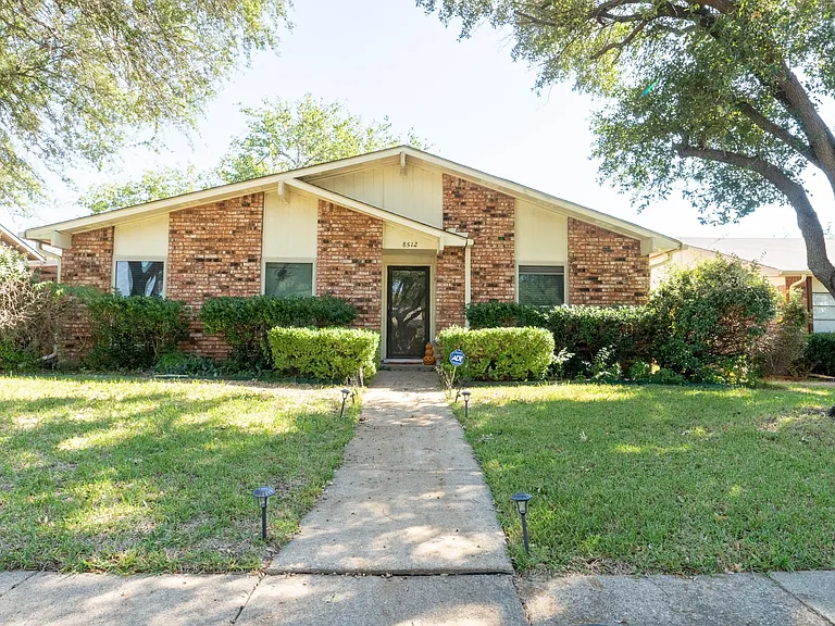 8512 Londonderry Ln — Photo 1