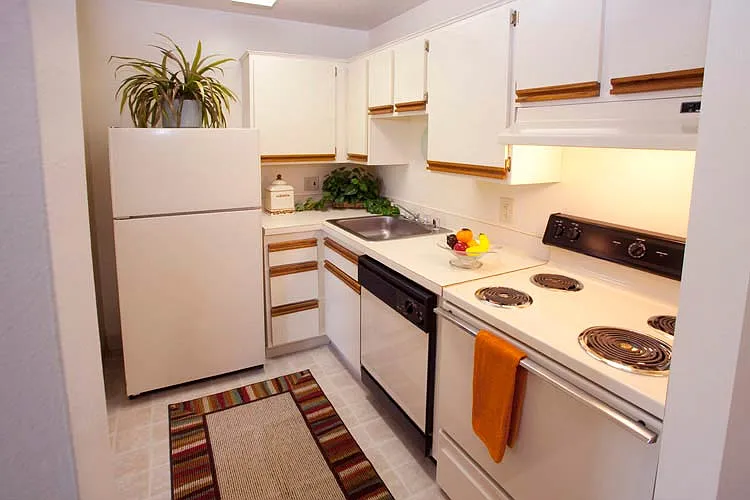 METRO TOWER APARTMENTS — Photo 3