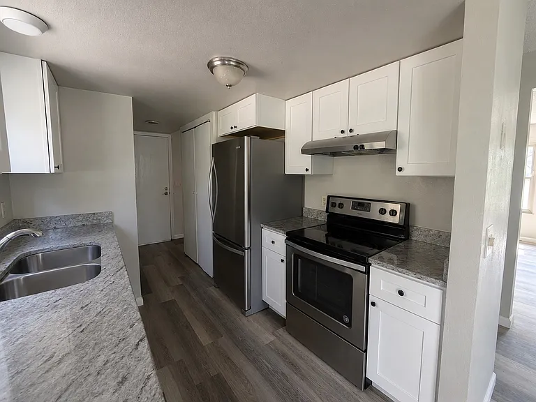 994 S Oakland Ct — Photo 9