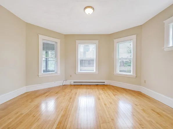 27 Chrome St, Worcester, MA 01604