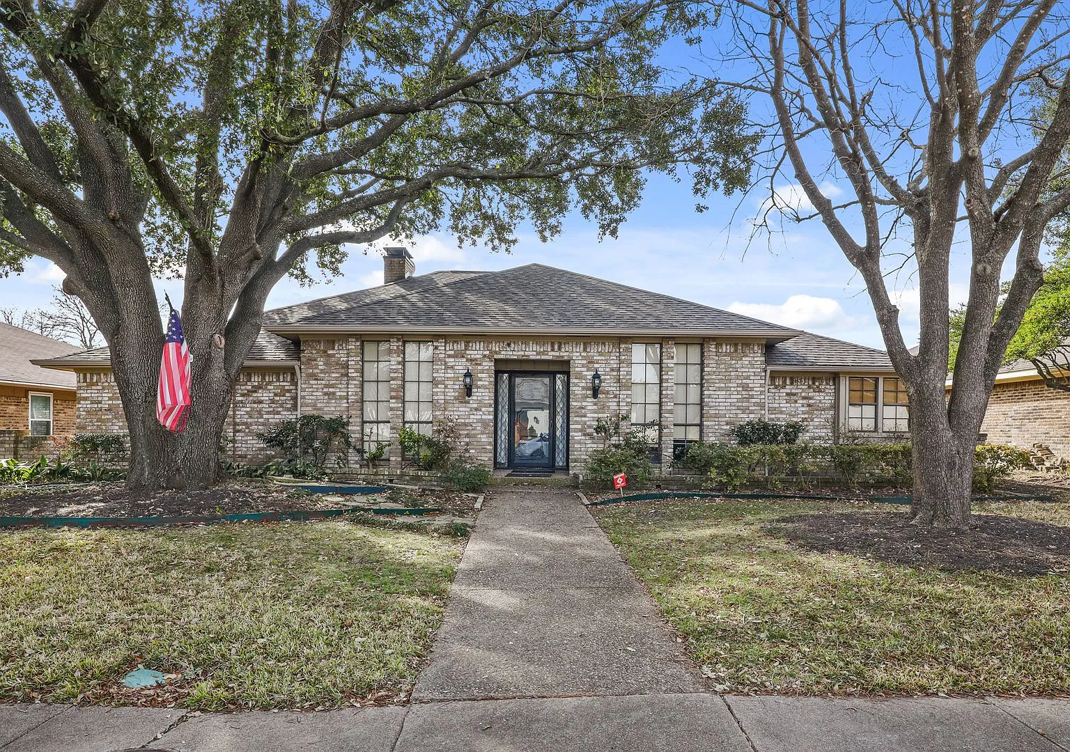 Stunning 4 Bedroom Home in a Great Location! — Photo 1