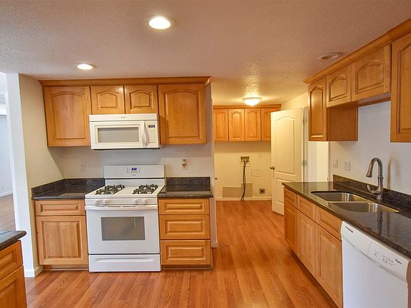 3rd image of 16522 Creekside Dr