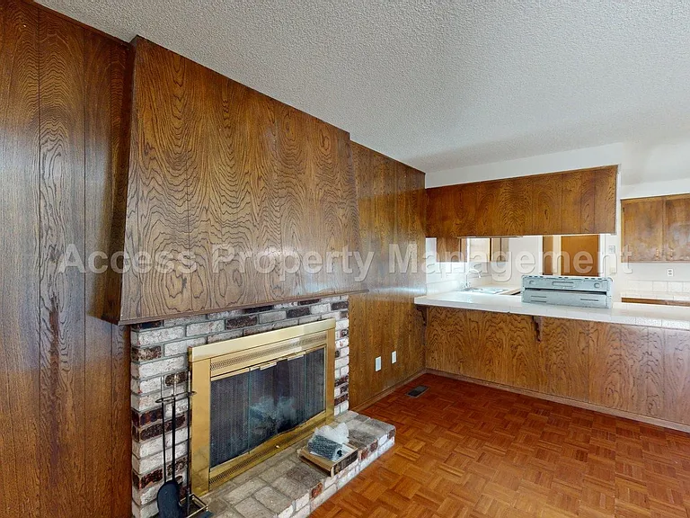 1441 Montclair Dr — Photo 4