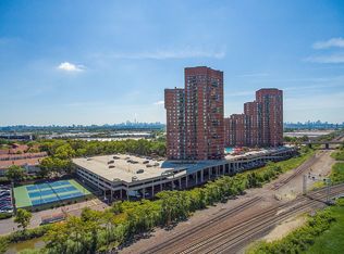 427 Harmon Cv, Secaucus, NJ 07094