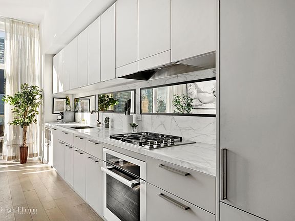 3rd image of 305 E 51st St APT 23B