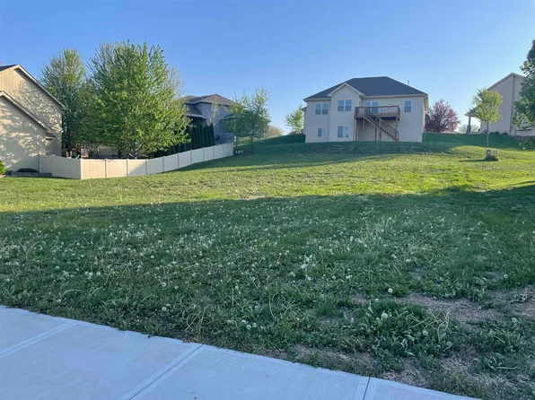 9306 Spring Creek Dr, Bellevue, NE 68147